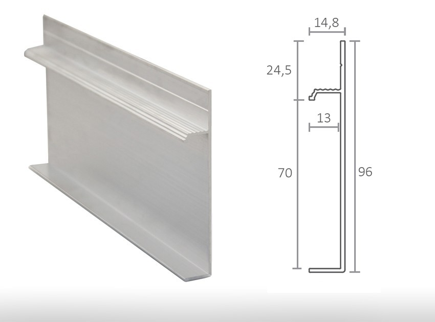 Wall flush skirting with joint cover